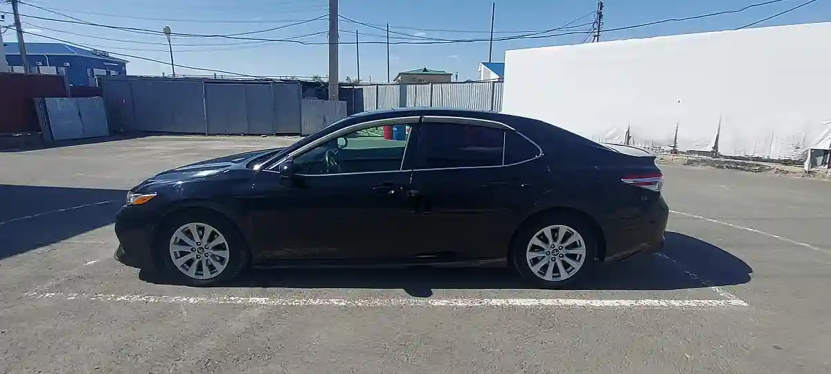Toyota Camry 2018 года за 10 000 000 тг. в Атырау