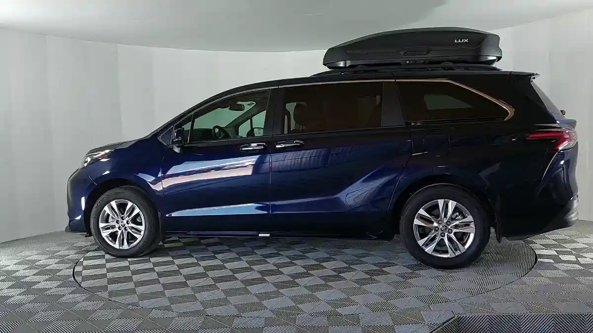 Toyota Sienna 2021 года за 28 500 000 тг. в Актау