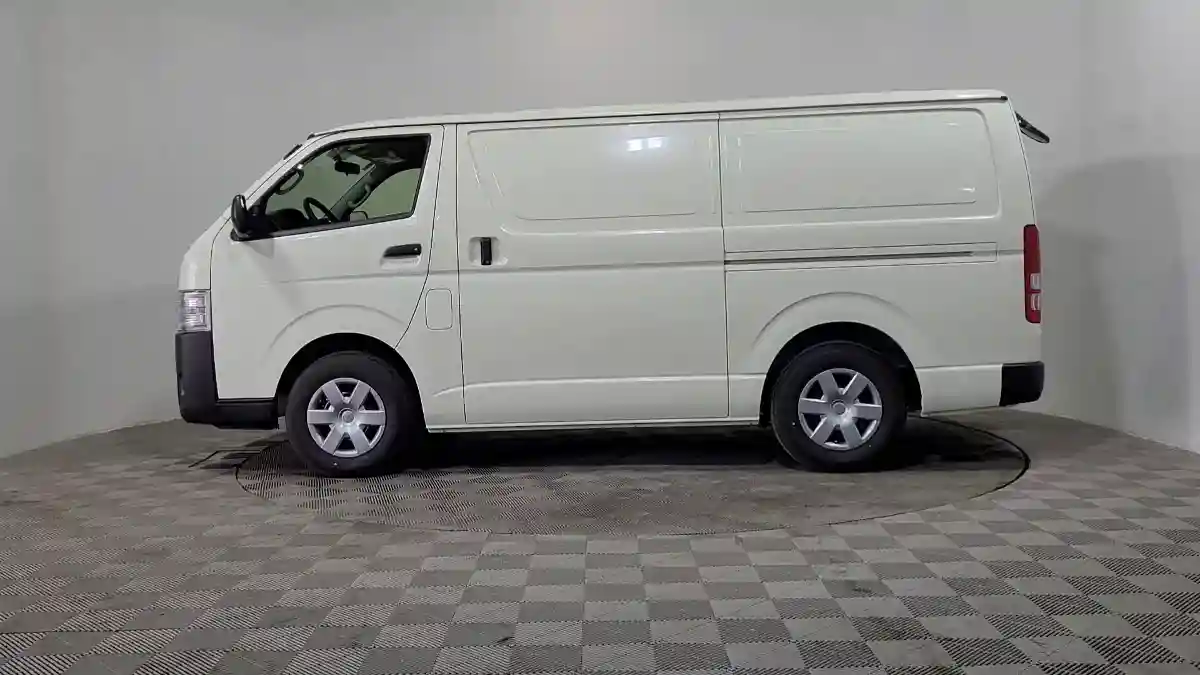 Toyota HiAce 2022 года за 19 158 000 тг. в Алматы