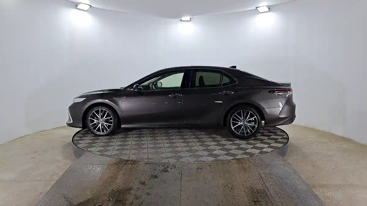 Toyota Camry 2022 года за 13 990 000 тг. в Актобе