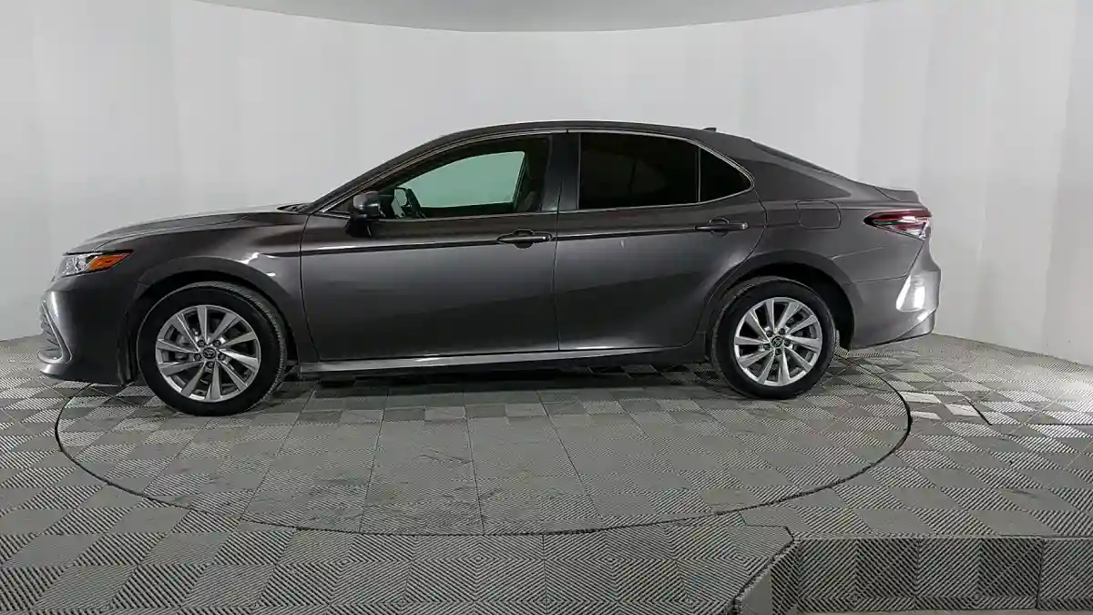 Toyota Camry 2022 года за 11 500 000 тг. в Актау
