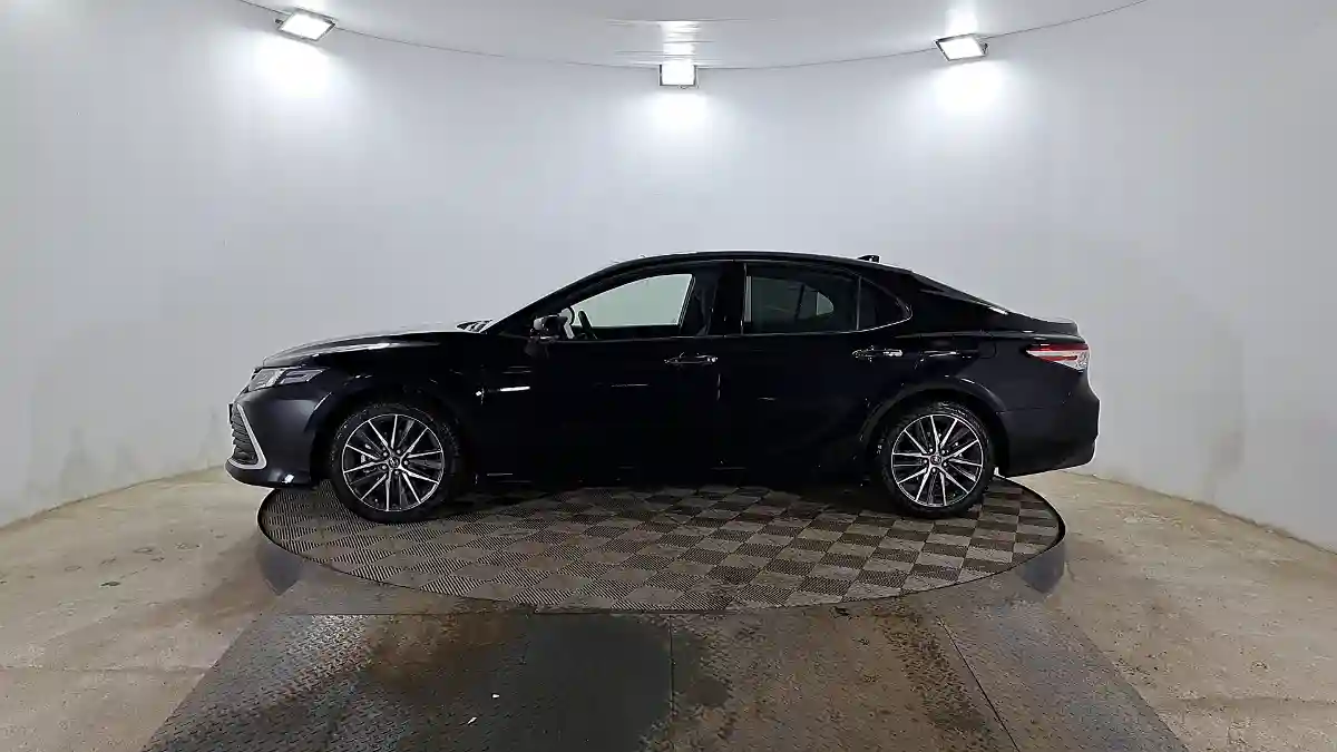 Toyota Camry 2023 года за 18 100 000 тг. в Актобе