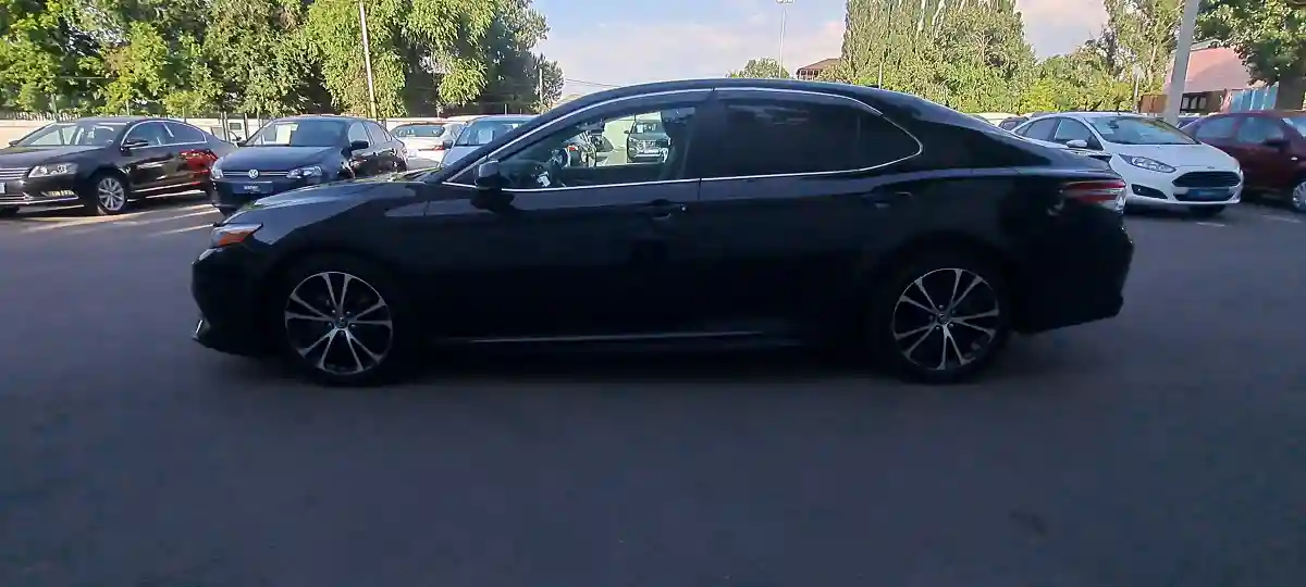 Toyota Camry 2019 года за 10 390 000 тг. в Алматы