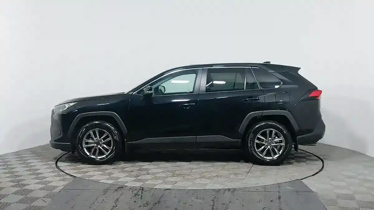 Toyota RAV4 2021 года за 13 390 000 тг. в Астана
