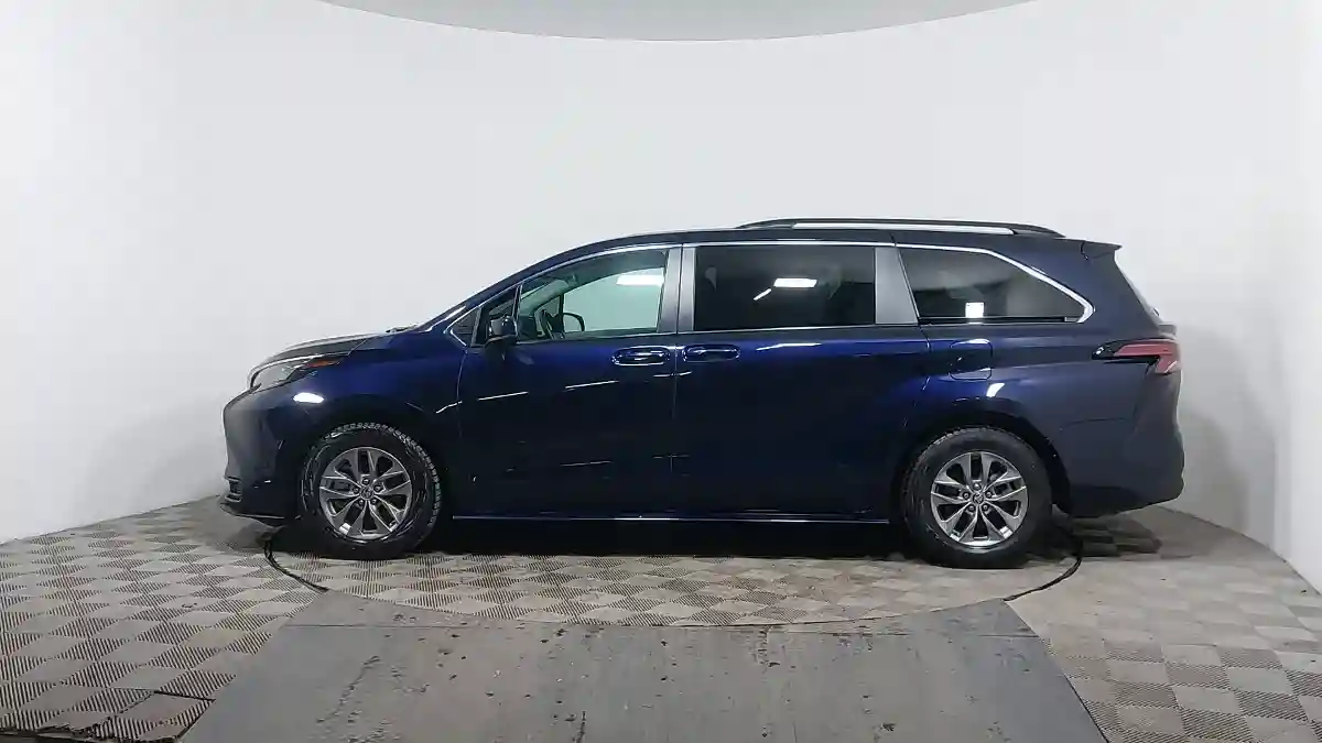 Toyota Sienna 2022 года за 18 690 000 тг. в Астана