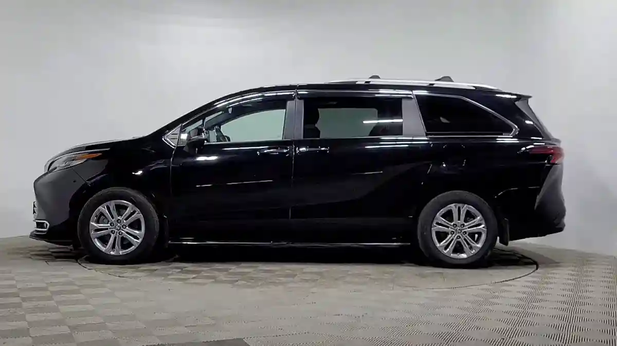 Toyota Sienna 2021 года за 19 490 000 тг. в Алматы