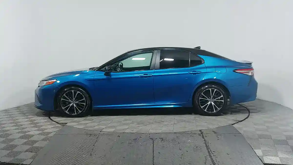 Toyota Camry 2019 года за 11 390 000 тг. в Астана