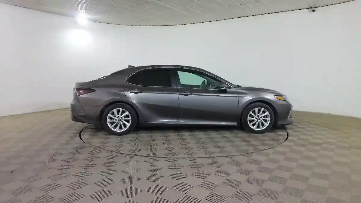 Toyota Camry 2022 года за 13 250 000 тг. в Шымкент