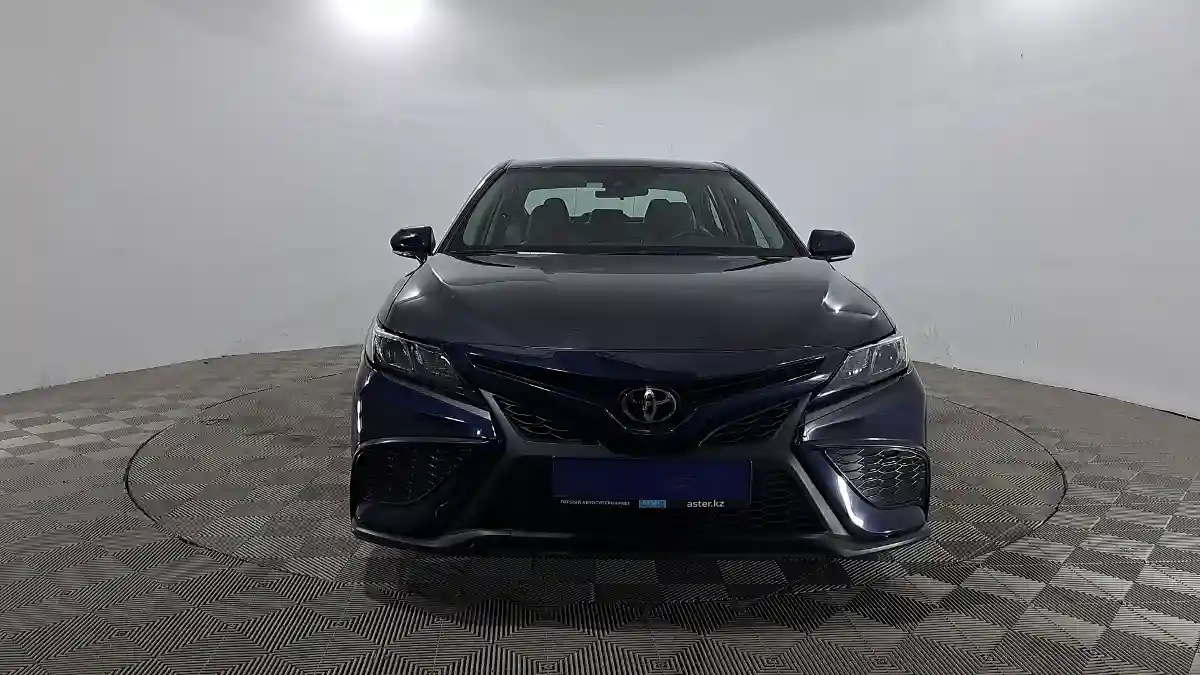 Toyota Camry 2022 года за 13 090 000 тг. в Павлодар