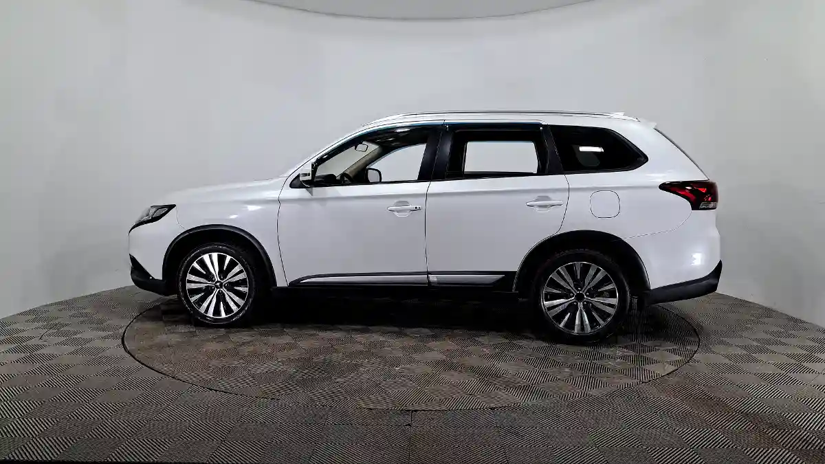 Mitsubishi Outlander 2018 года за 8 720 000 тг. в Астана