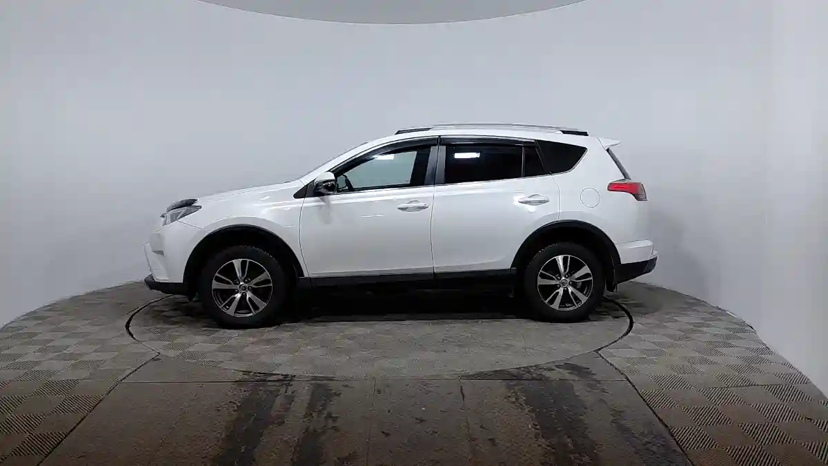 Toyota RAV4 2017 года за 9 964 000 тг. в Астана