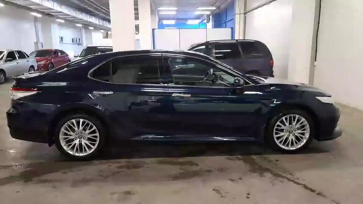 Toyota Camry 2019 года за 13 194 000 тг. в Астана