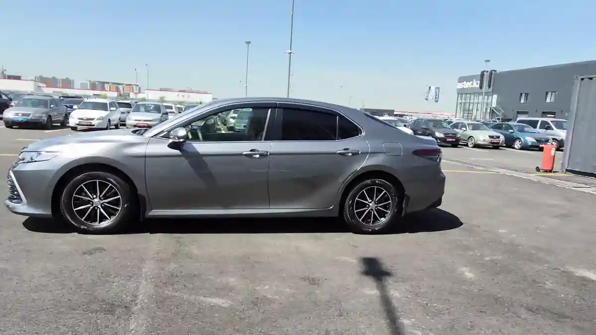 Toyota Camry 2022 года за 12 580 000 тг. в Алматы