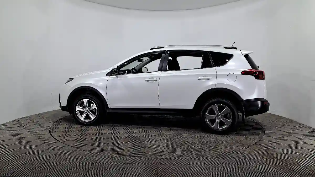 Toyota RAV4 2015 года за 9 490 000 тг. в Астана