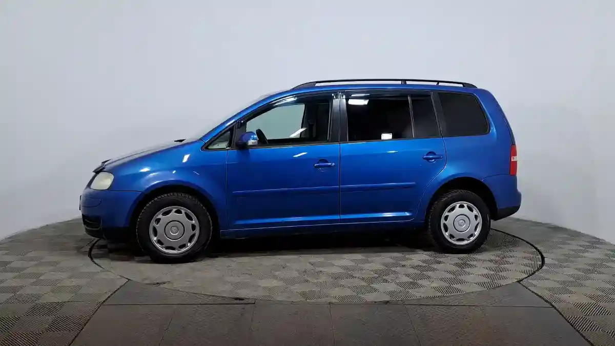 Volkswagen Touran 2004 года за 2 590 000 тг. в Астана