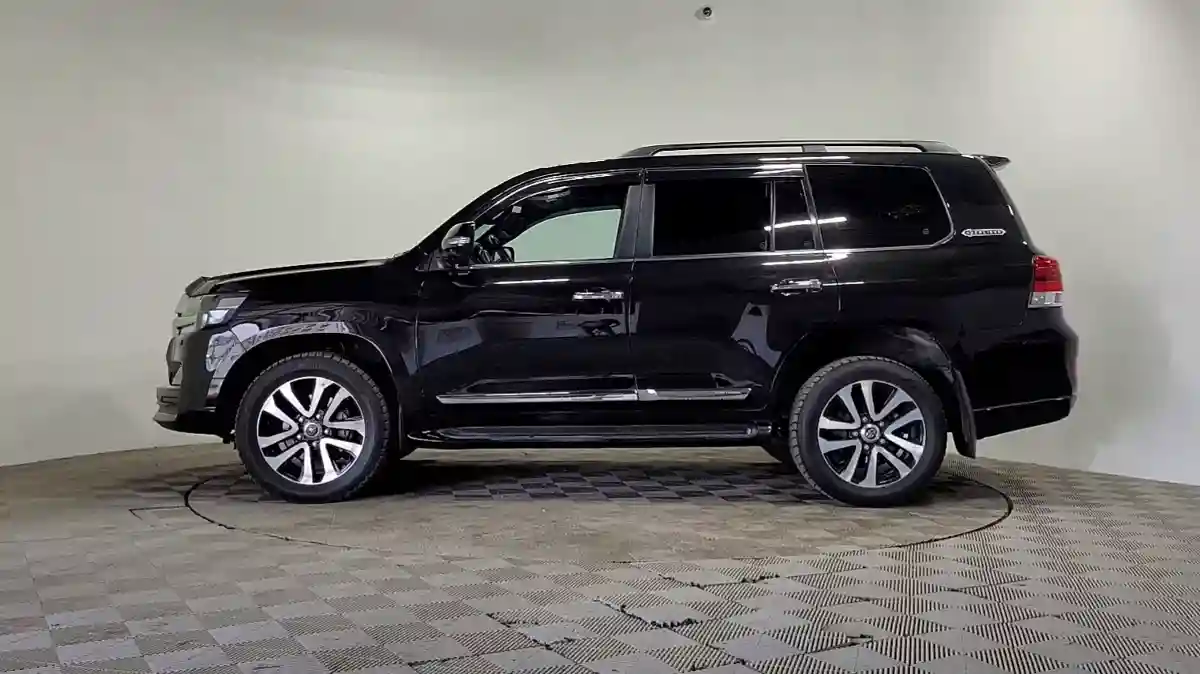 Toyota Land Cruiser 2018 года за 33 900 000 тг. в Алматы