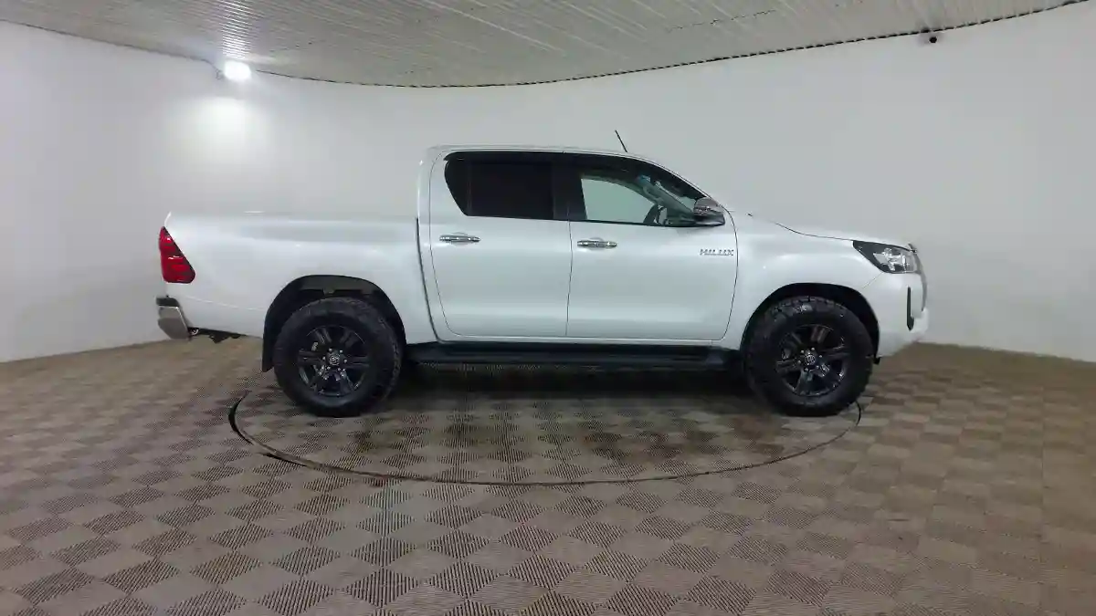 Toyota Hilux 2023 года за 23 990 000 тг. в Шымкент