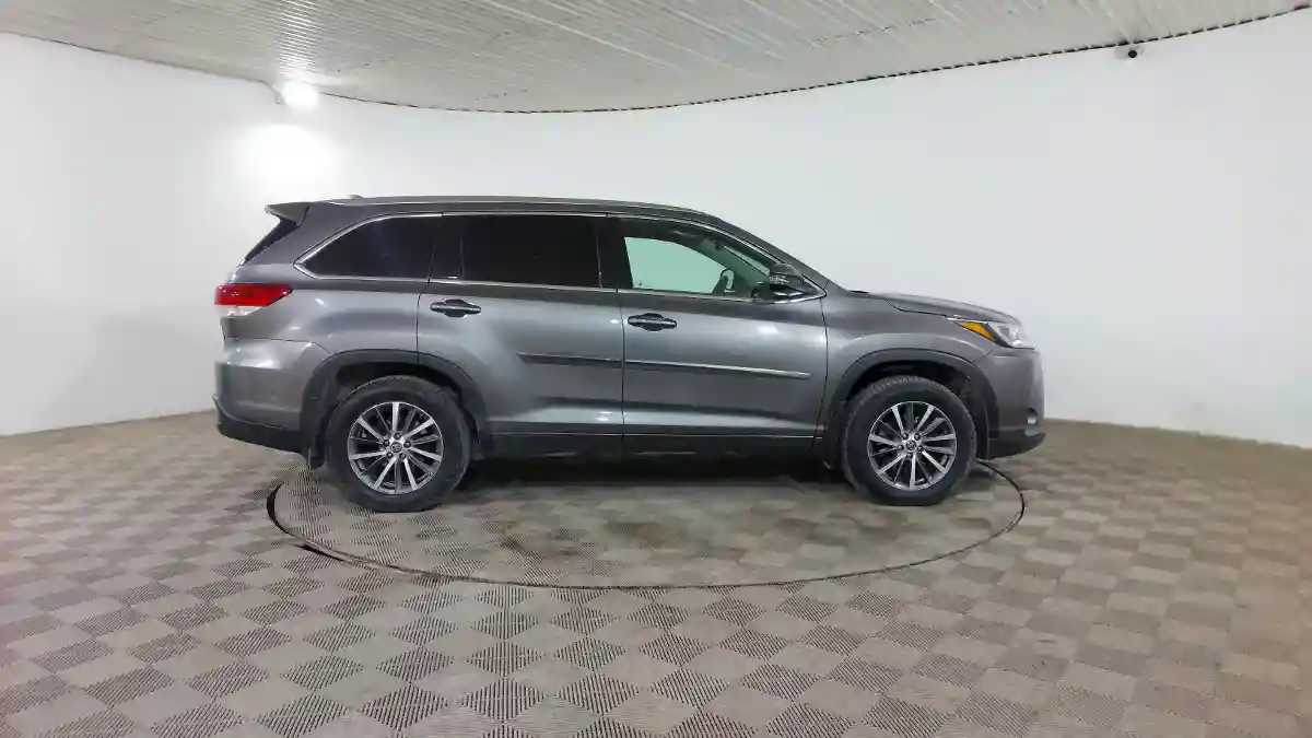 Toyota Highlander 2017 года за 15 490 000 тг. в Шымкент