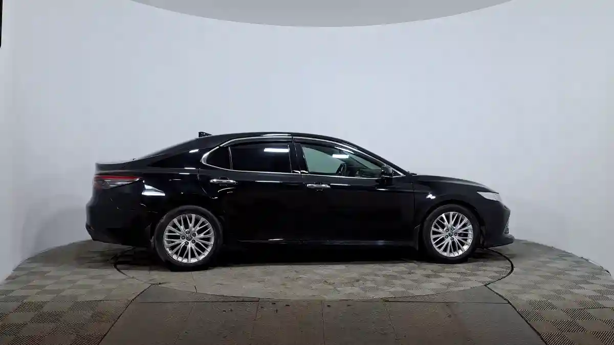 Toyota Camry 2020 года за 13 700 000 тг. в Астана