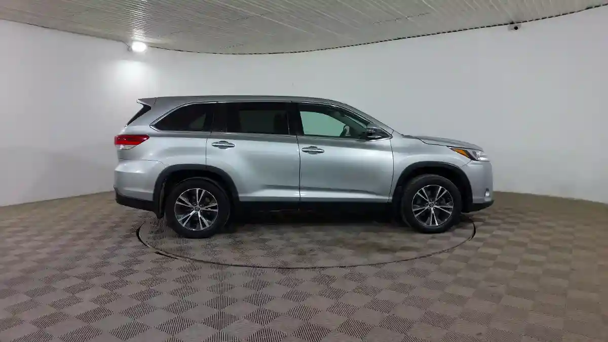 Toyota Highlander 2019 года за 14 590 000 тг. в Шымкент