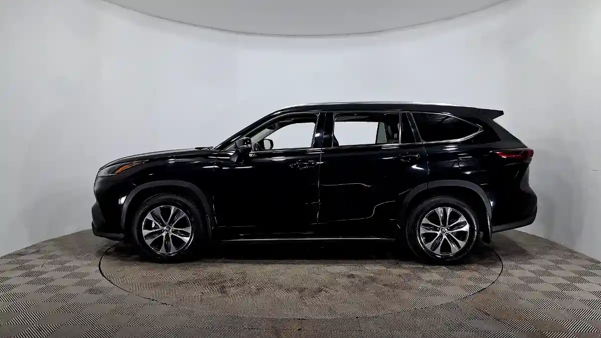 Toyota Highlander 2021 года за 16 990 000 тг. в Астана