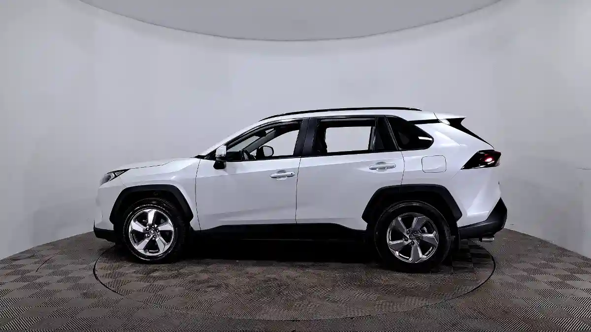 Toyota RAV4 2021 года за 13 890 000 тг. в Астана