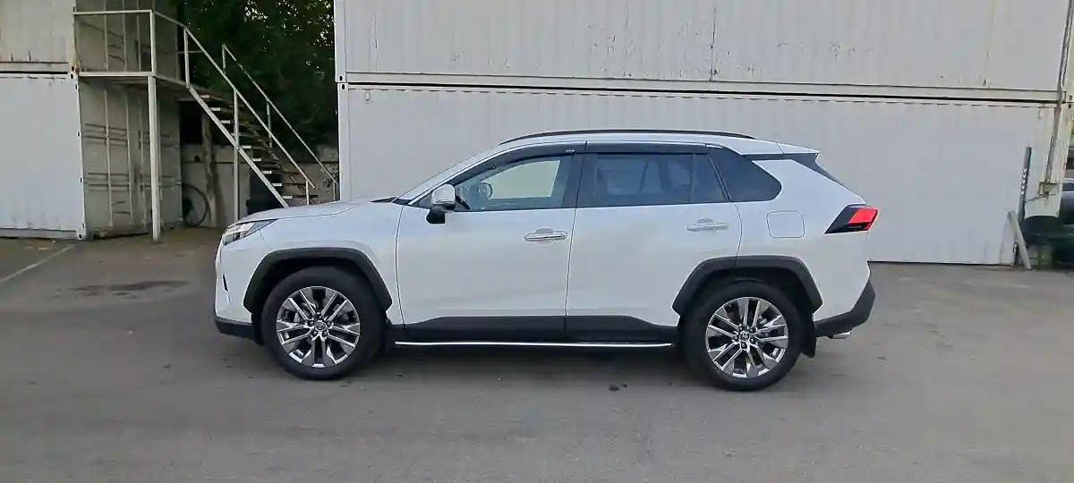 Toyota RAV4 2023 года за 16 990 000 тг. в Алматы