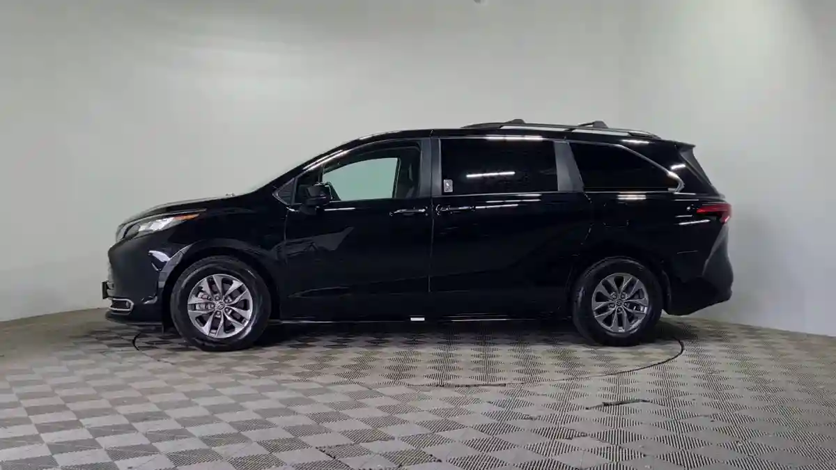Toyota Sienna 2022 года за 21 100 000 тг. в Алматы