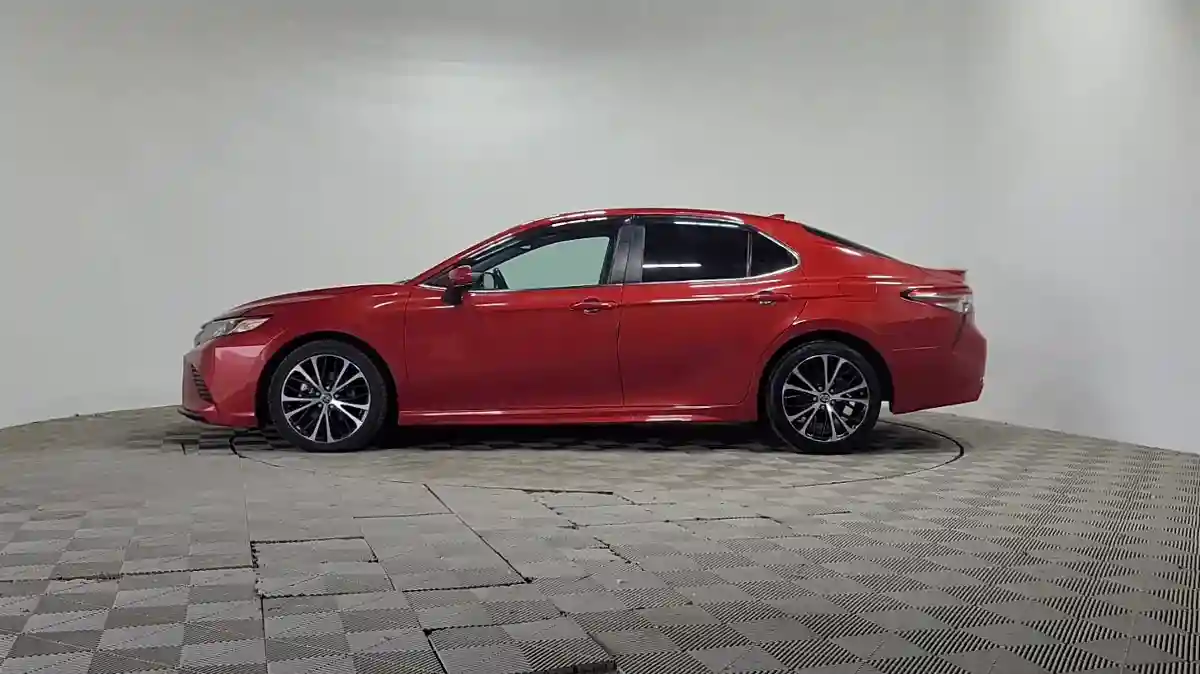 Toyota Camry 2019 года за 10 400 000 тг. в Алматы