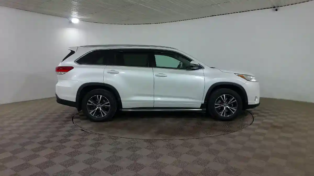 Toyota Highlander 2017 года за 13 590 000 тг. в Шымкент
