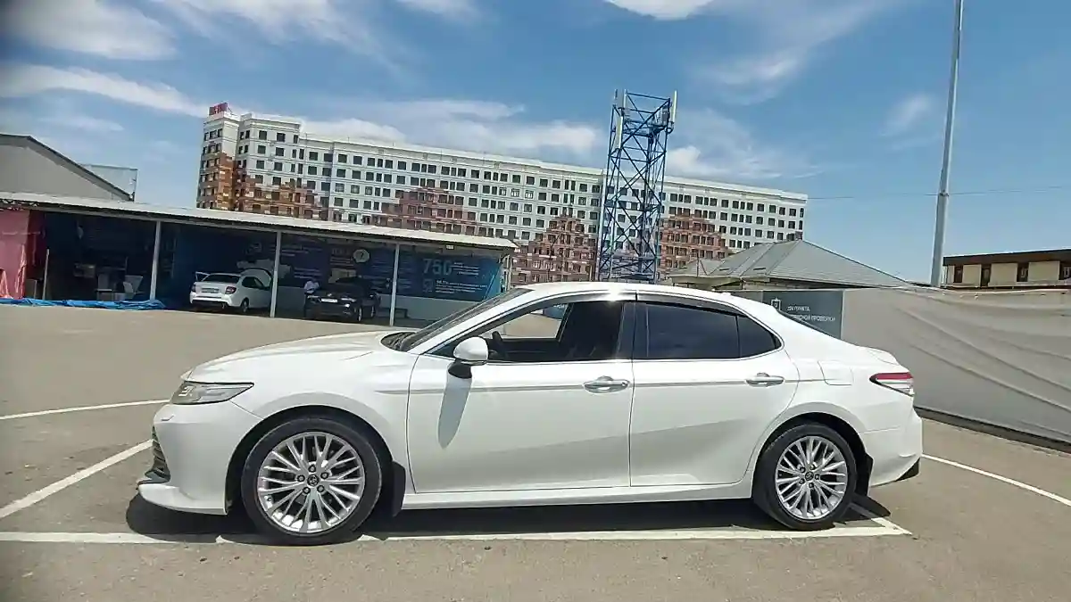 Toyota Camry 2019 года за 15 100 000 тг. в Шымкент