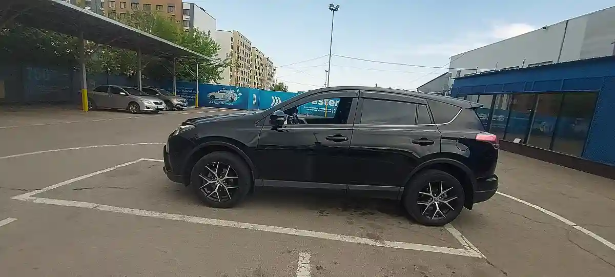 Toyota RAV4 2018 года за 10 990 000 тг. в Алматы