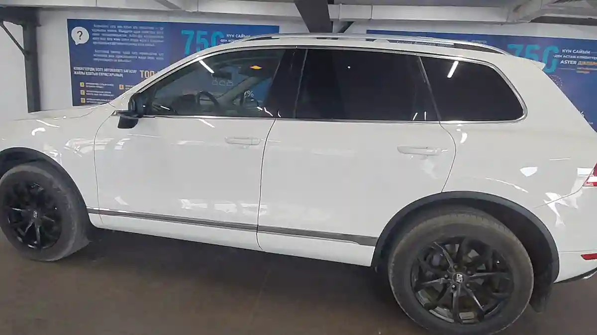 Volkswagen Touareg 2010 года за 8 990 000 тг. в Астана