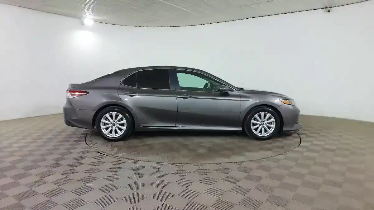 Toyota Camry 2017 года за 9 590 000 тг. в Шымкент