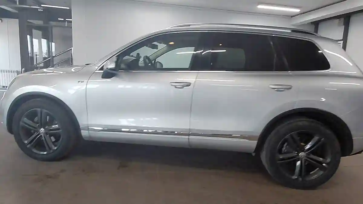 Volkswagen Touareg 2012 года за 8 290 000 тг. в Астана