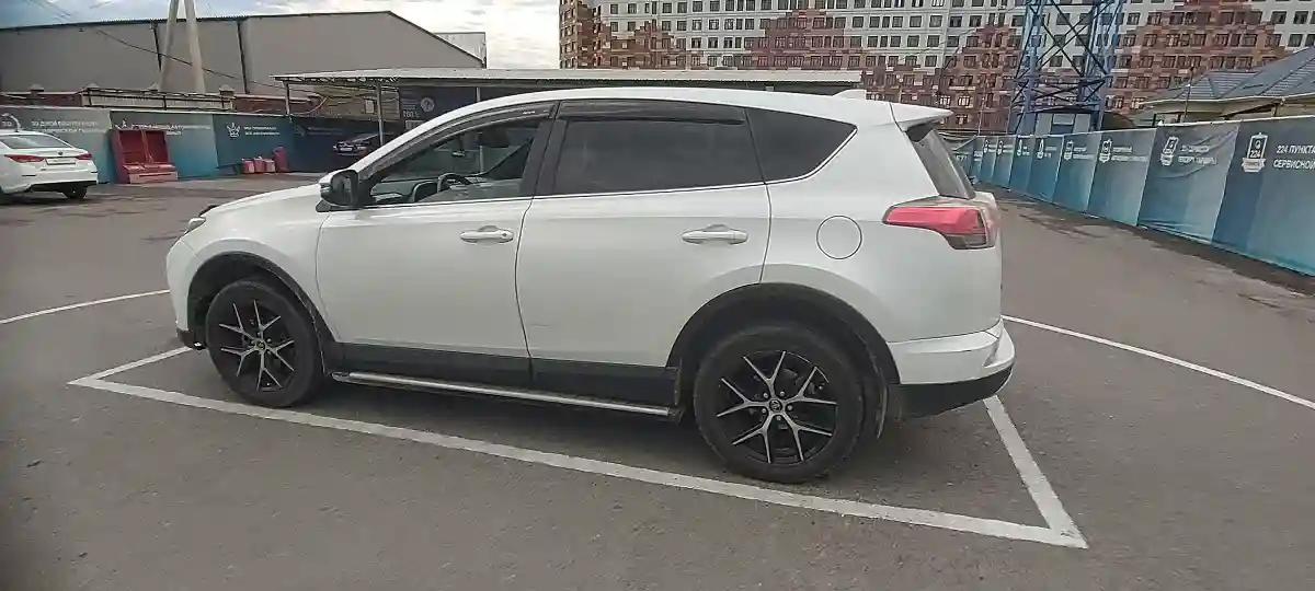 Toyota RAV4 2018 года за 9 190 000 тг. в Шымкент
