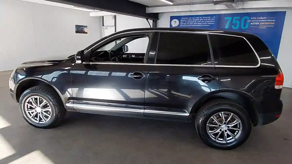 Volkswagen Touareg 2006 года за 4 190 000 тг. в Астана