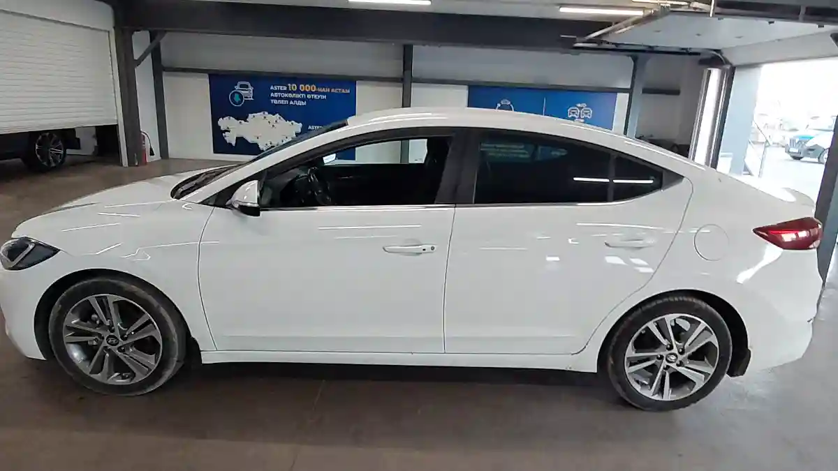 Hyundai Elantra 2018 года за 7 490 000 тг. в Астана