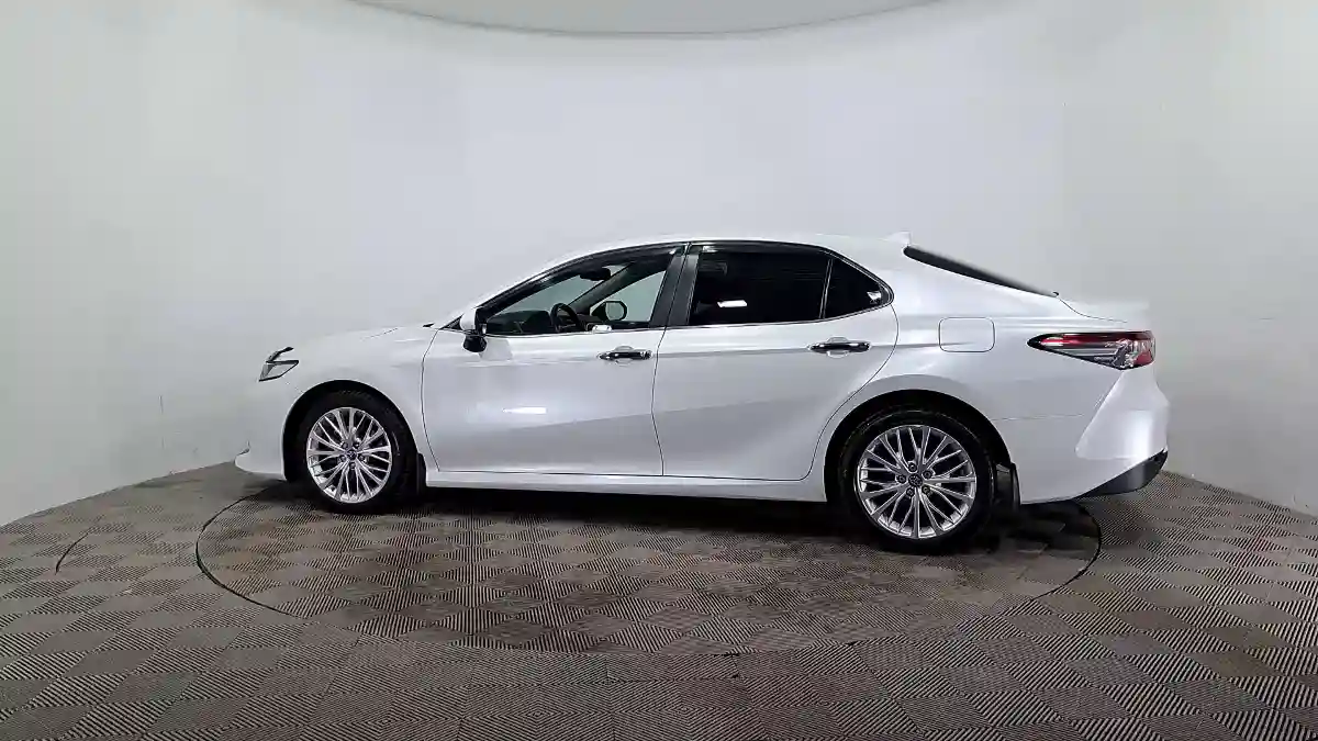 Toyota Camry 2019 года за 11 990 000 тг. в Астана