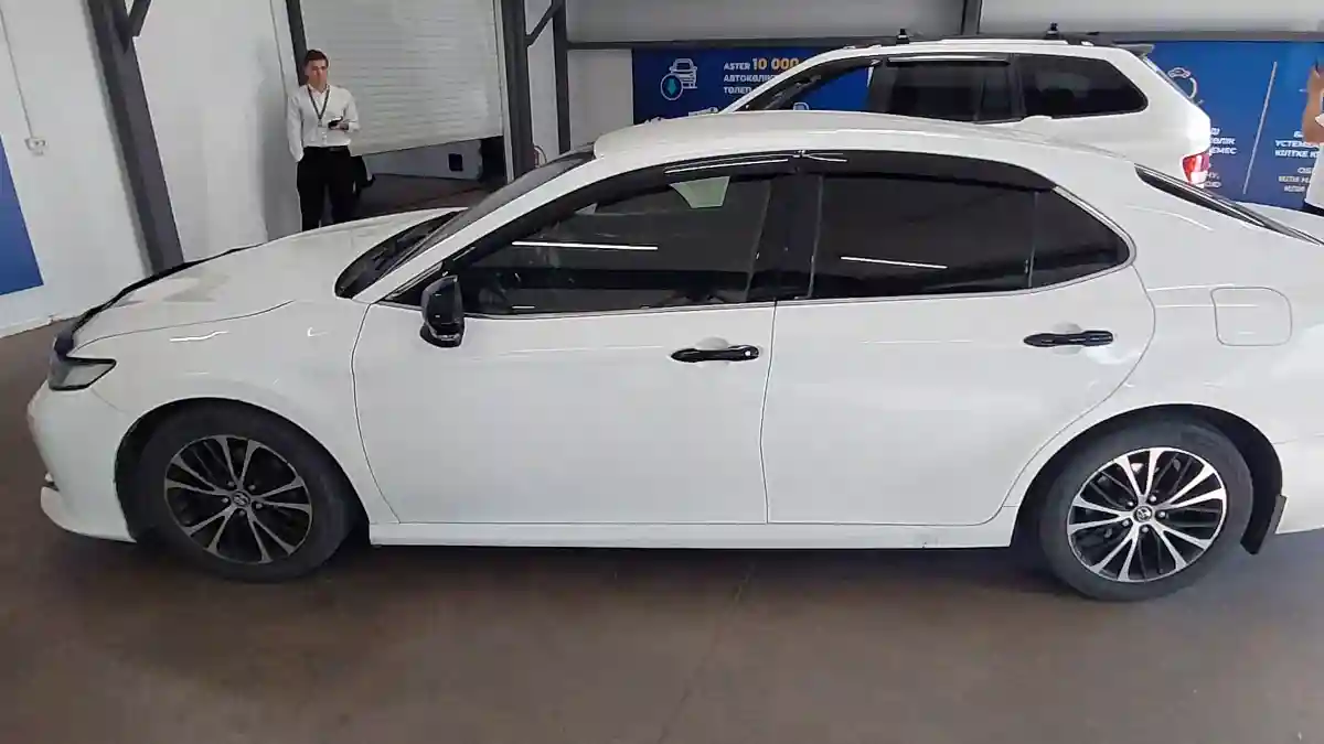 Toyota Camry 2018 года за 9 890 000 тг. в Астана