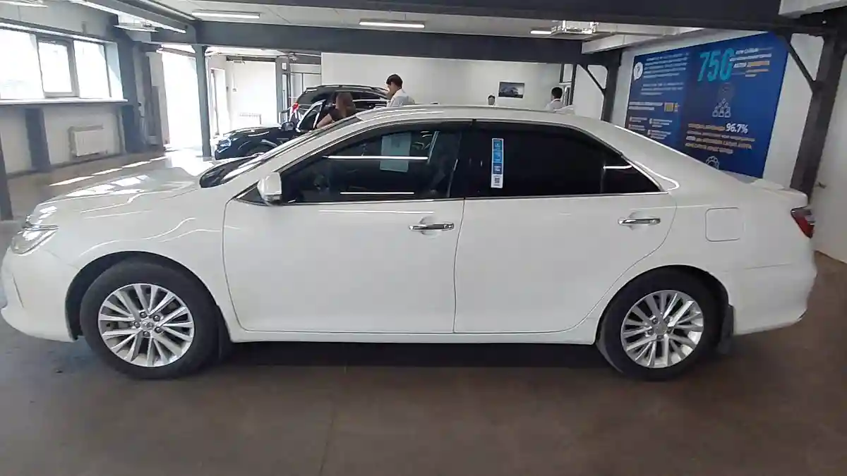 Toyota Camry 2015 года за 10 790 000 тг. в Астана