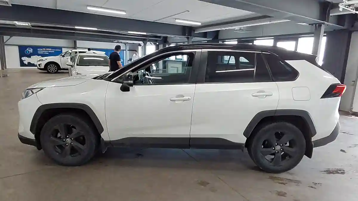Toyota RAV4 2021 года за 14 990 000 тг. в Астана
