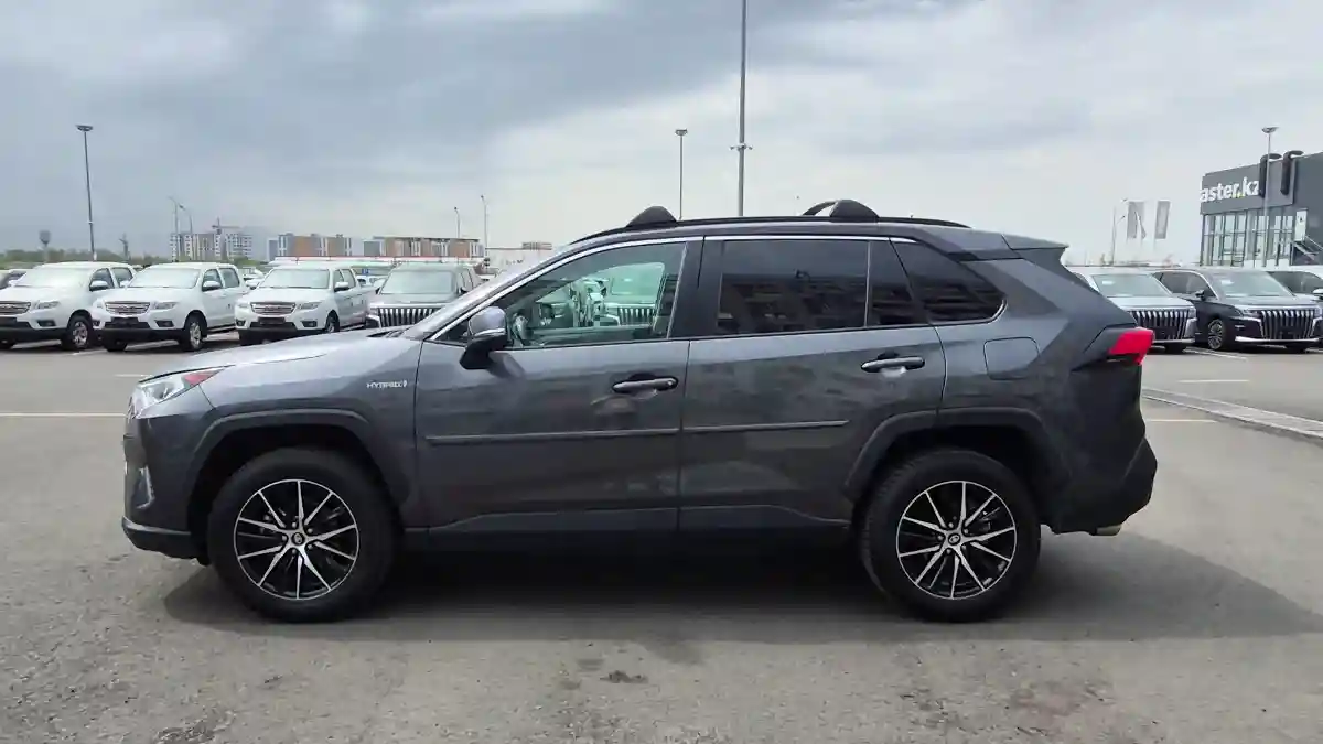 Toyota RAV4 2021 года за 13 400 000 тг. в Алматы