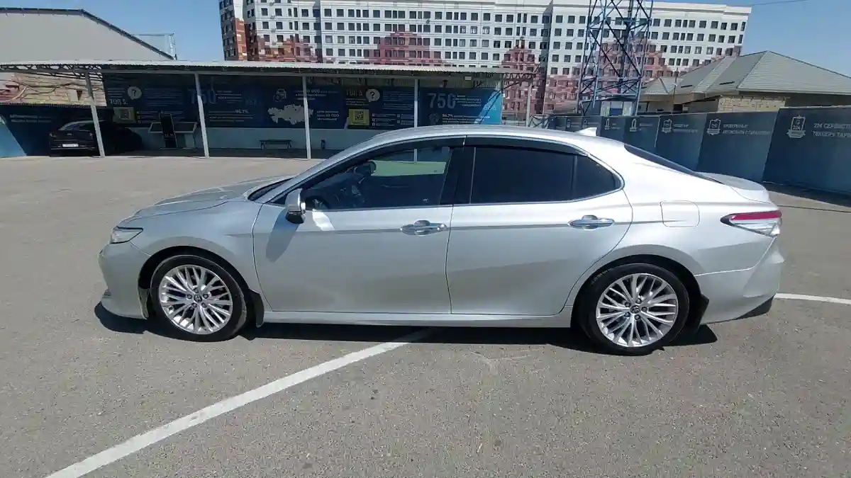 Toyota Camry 2018 года за 13 790 000 тг. в Шымкент