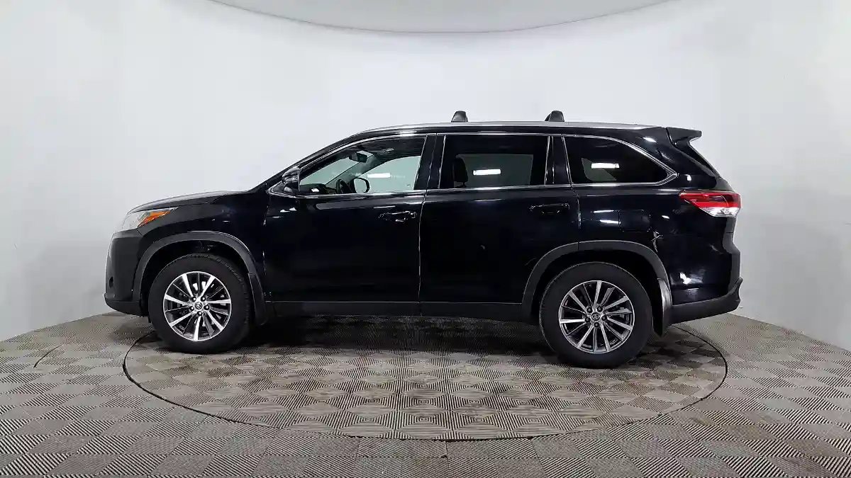 Toyota Highlander 2019 года за 15 290 000 тг. в Астана