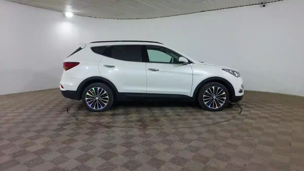 Hyundai Santa Fe 2017 года за 8 290 000 тг. в Астана