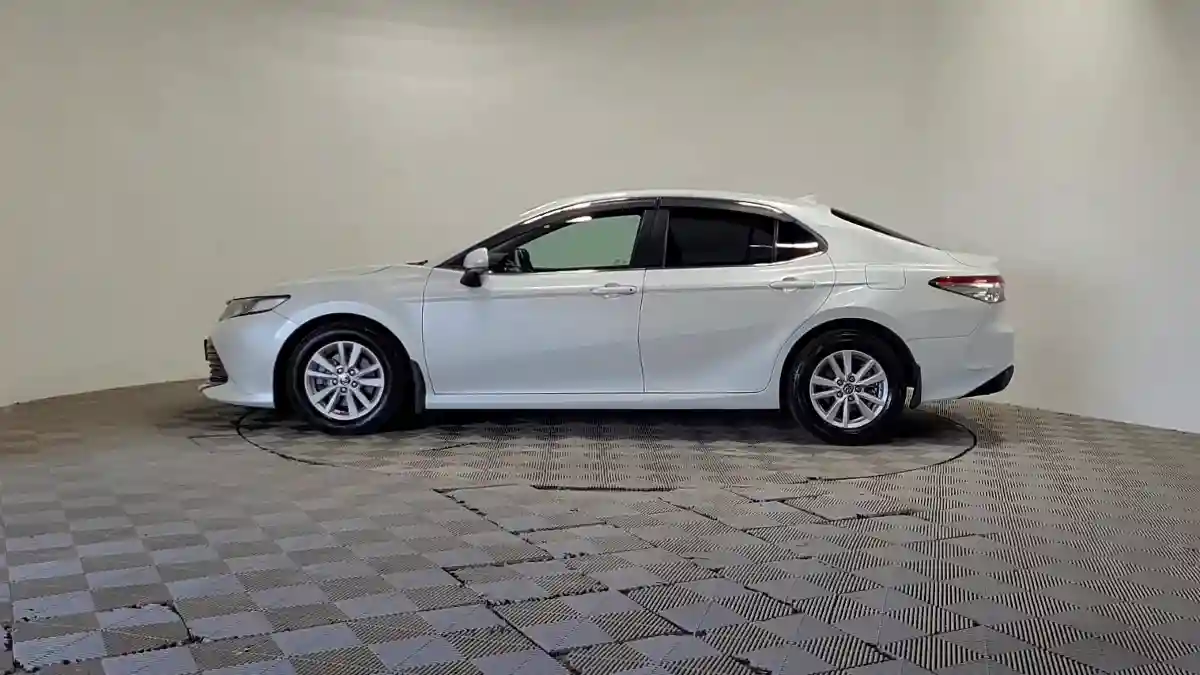 Toyota Camry 2021 года за 11 490 000 тг. в Алматы
