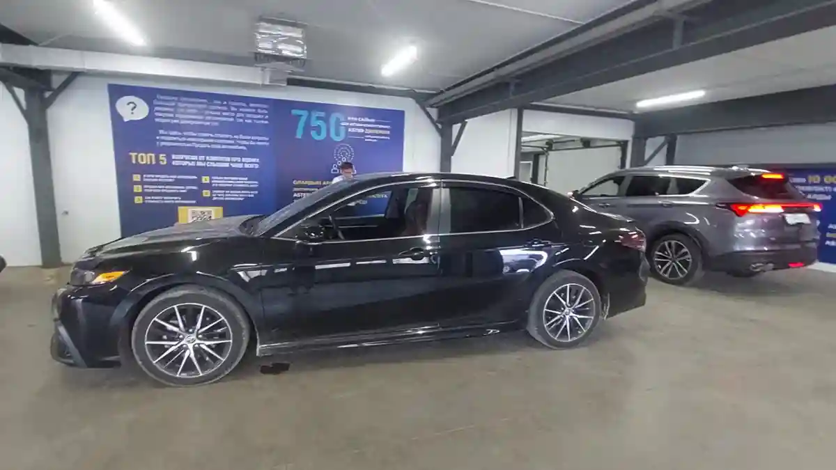 Toyota Camry 2022 года за 12 390 000 тг. в Астана