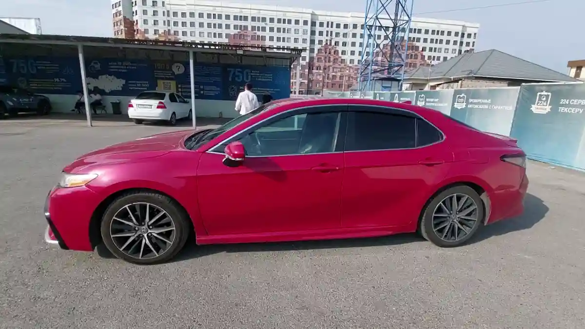 Toyota Camry 2021 года за 11 590 000 тг. в Шымкент