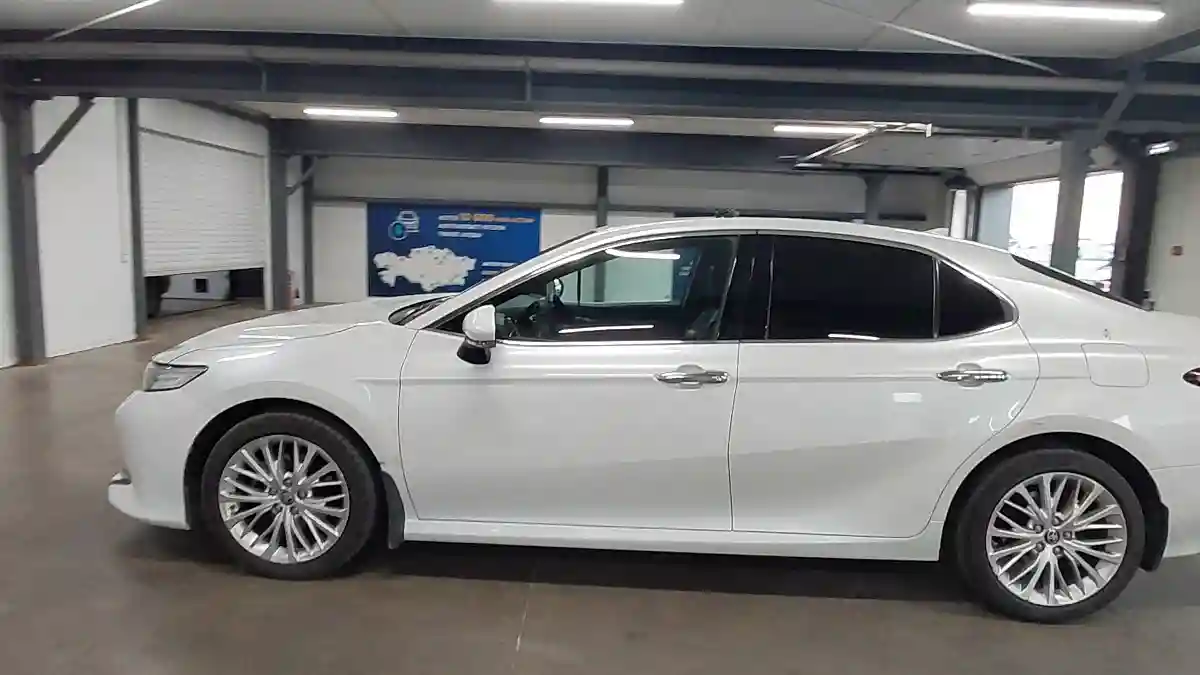 Toyota Camry 2021 года за 13 830 000 тг. в Астана